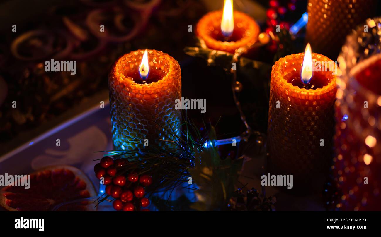 Candele di cera brucianti sulla tavola di Natale festivo Foto Stock