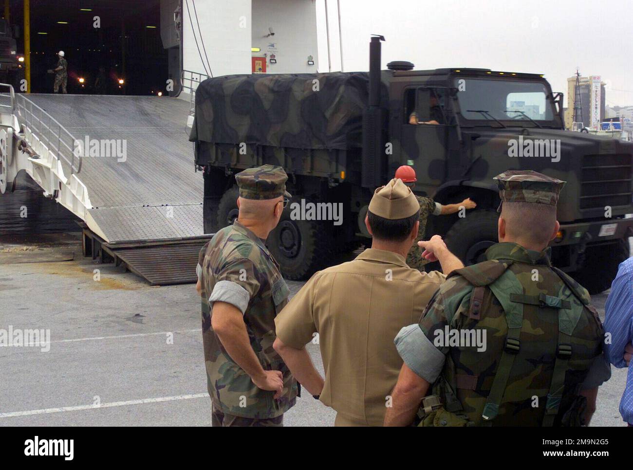 030402-M-5834A-032. Base: Port of Naha Paese: Giappone (JPN) scena comando principale mostrato: III MEF Foto Stock 030402-M-5834A-032. Base: Port of Naha Paese: Giappone (JPN) scena comando principale mostrato: III MEF Foto Stock