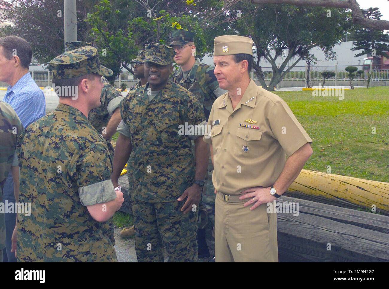 030402-M-5834A-028. Base: Port of Naha Paese: Giappone (JPN) scena comando principale mostrato: III MEF Foto Stock 030402-M-5834A-028. Base: Port of Naha Paese: Giappone (JPN) scena comando principale mostrato: III MEF Foto Stock