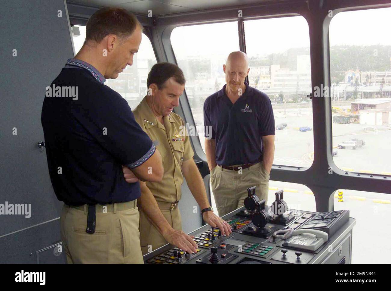 030402-M-5834A-037. Base: Port of Naha Paese: Giappone (JPN) scena comando principale mostrato: III MEF Foto Stock 030402-M-5834A-037. Base: Port of Naha Paese: Giappone (JPN) scena comando principale mostrato: III MEF Foto Stock