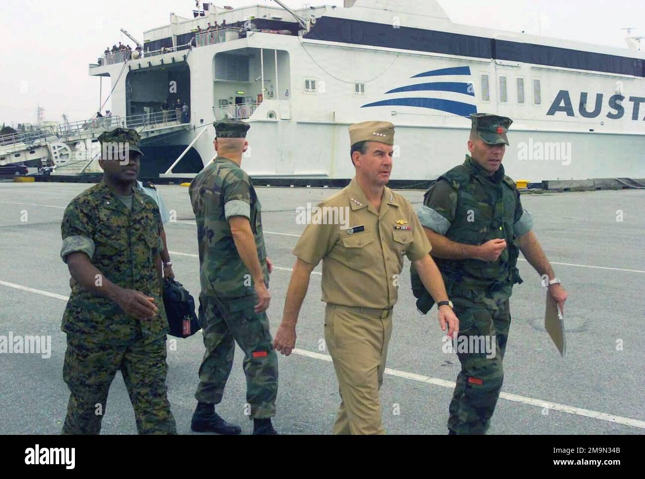 030402-M-5834A-040. Base: Port of Naha Paese: Giappone (JPN) scena comando principale mostrato: III MEF Foto Stock 030402-M-5834A-040. Base: Port of Naha Paese: Giappone (JPN) scena comando principale mostrato: III MEF Foto Stock