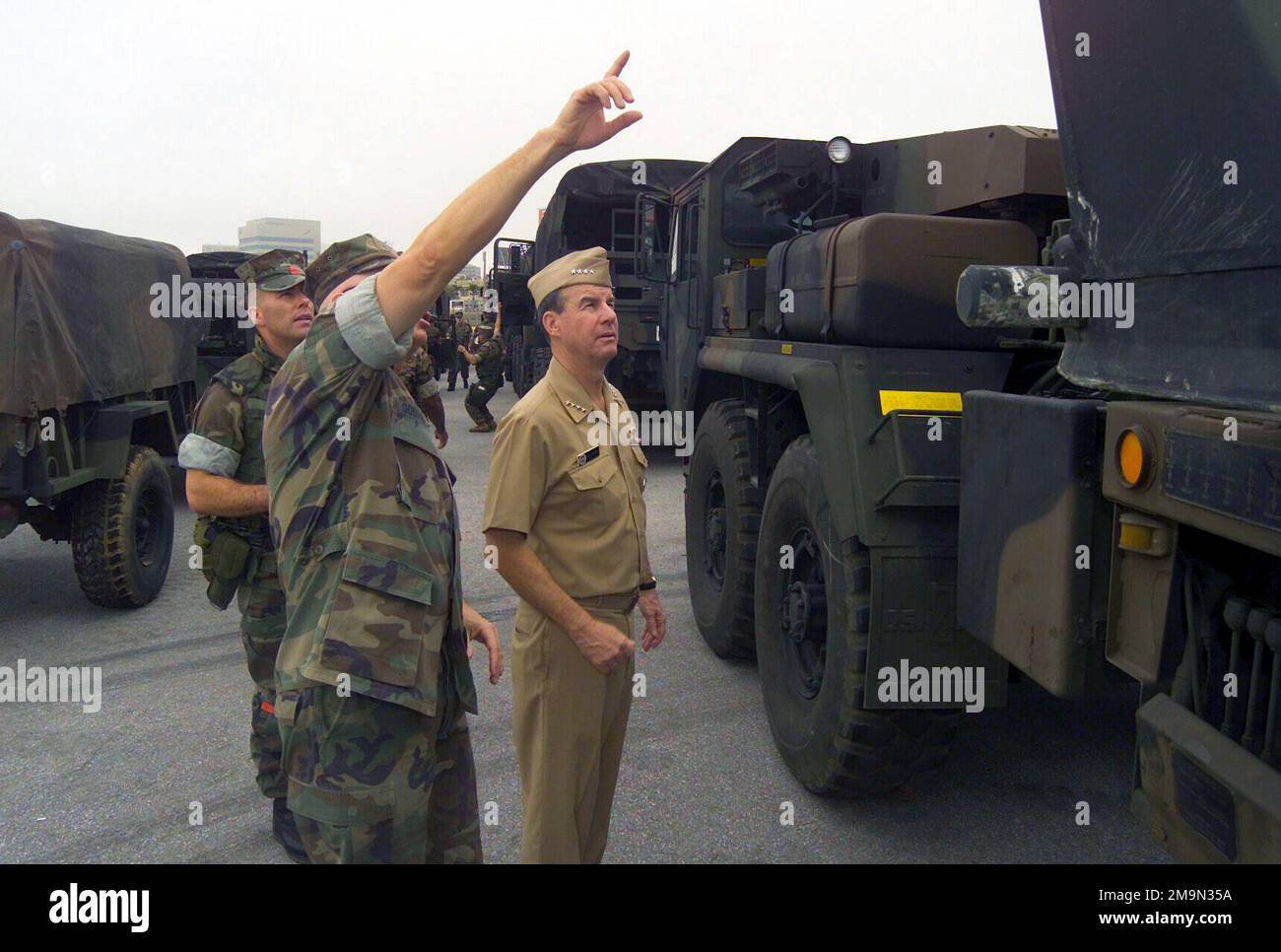 030402-M-5834A-041. Base: Port of Naha Paese: Giappone (JPN) scena comando principale mostrato: III MEF Foto Stock 030402-M-5834A-041. Base: Port of Naha Paese: Giappone (JPN) scena comando principale mostrato: III MEF Foto Stock