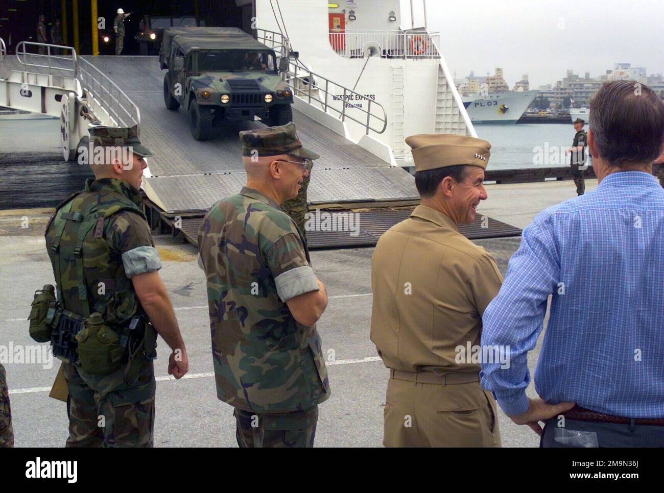 030402-M-5834A-038. Base: Port of Naha Paese: Giappone (JPN) scena comando principale mostrato: III MEF Foto Stock 030402-M-5834A-038. Base: Port of Naha Paese: Giappone (JPN) scena comando principale mostrato: III MEF Foto Stock