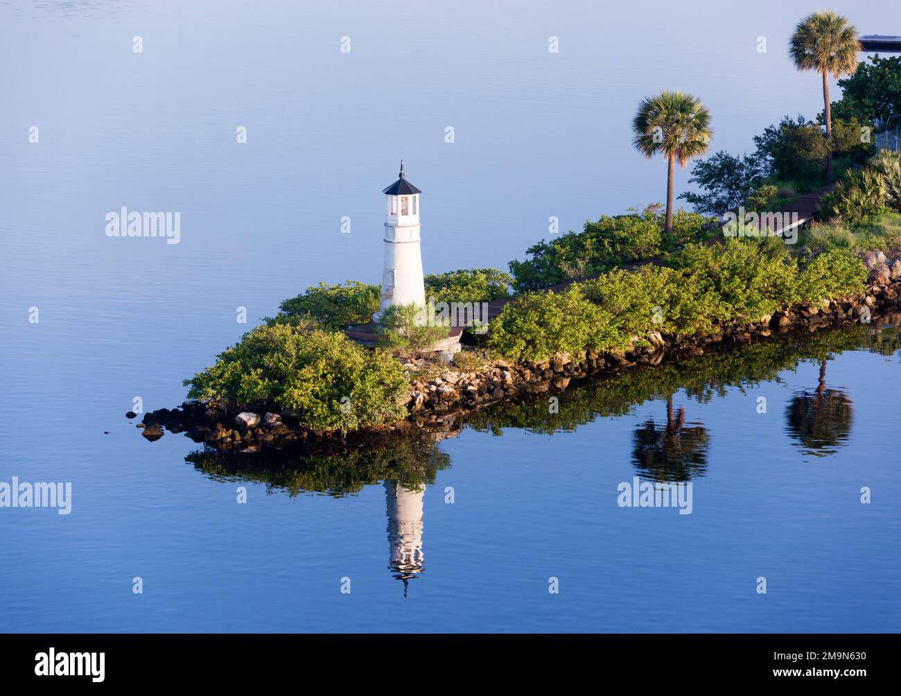 La vista mattutina del faro di Harbour Island della città di Tampa con riflessione a Hillsborough Bay (Florida). Foto Stock