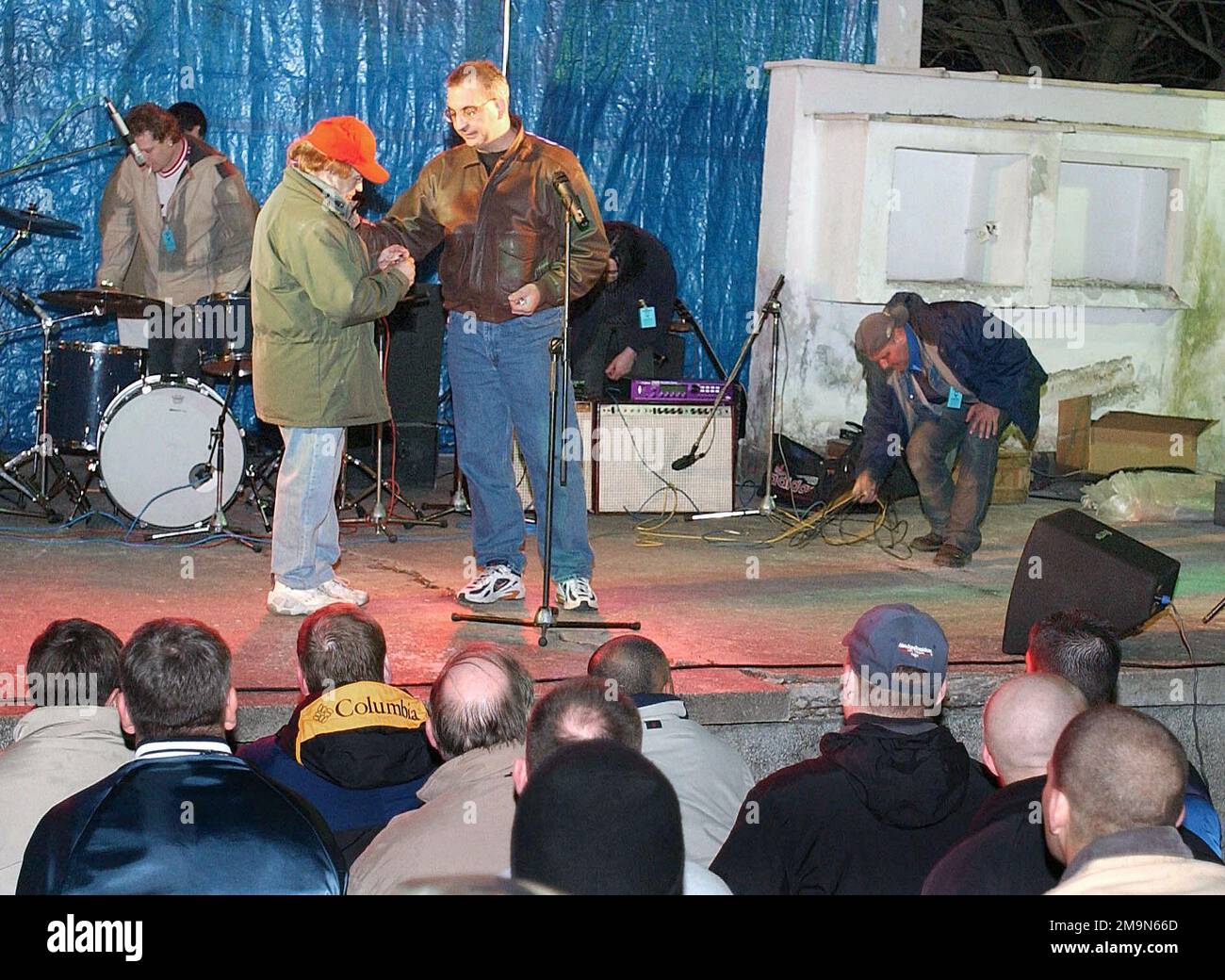 US Air Force (USAF) Colonnello (col) James Muscatell, a destra, presenta gli spettacoli promoter Willie con una moneta speciale in apprezzamento divertente gli Airmen del 305th e 514th Air Mobility Wing (AMW), schierato a Camp Sarafovo, Bulgaria. Base: Camp Sarafovo, Burgas Stato: Bourgas Paese: Bulgaria (BGR) Foto Stock