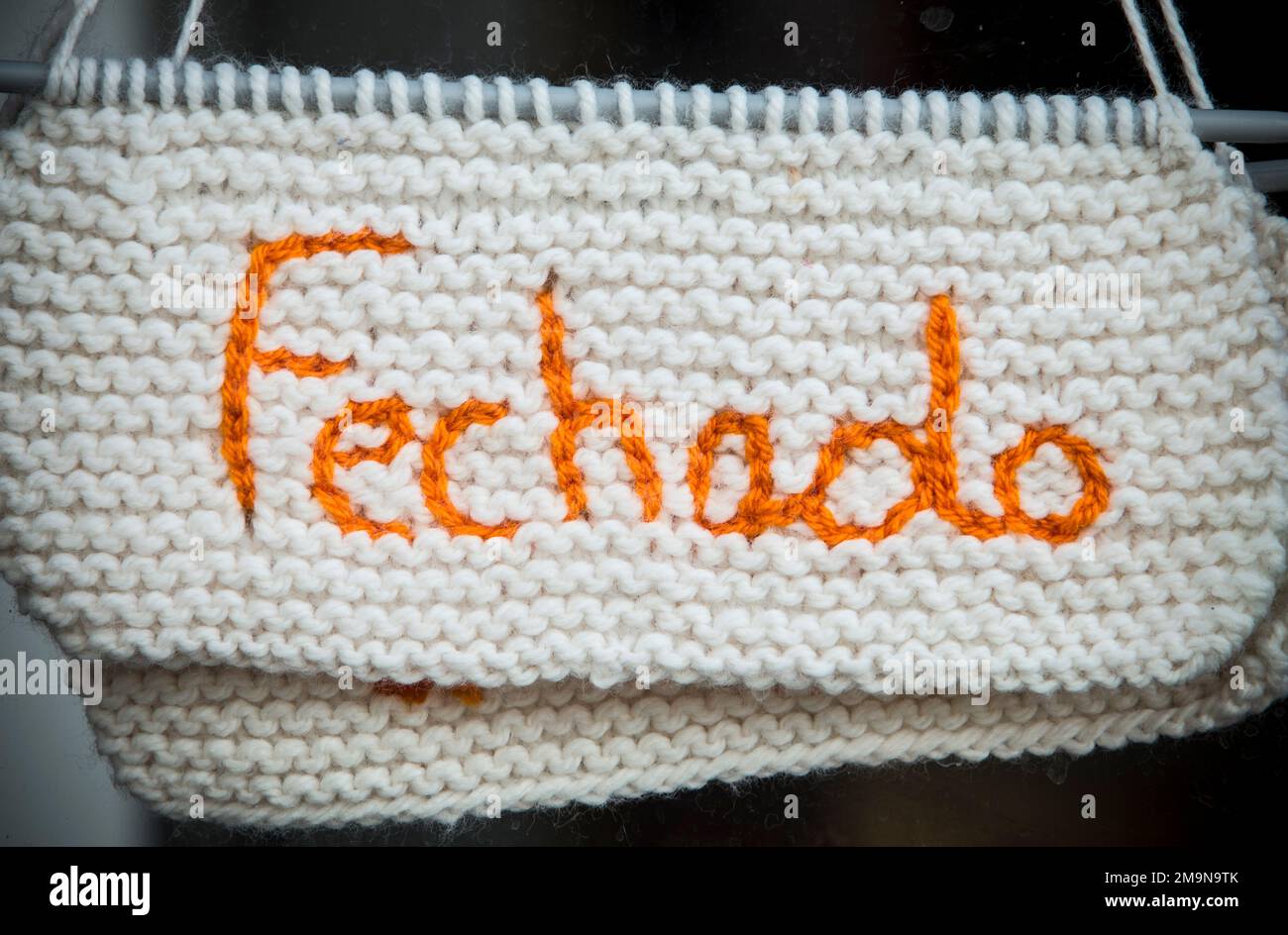 Cartello chiuso in lingua portoghese. Artigianato crocheted segno fatto Foto Stock