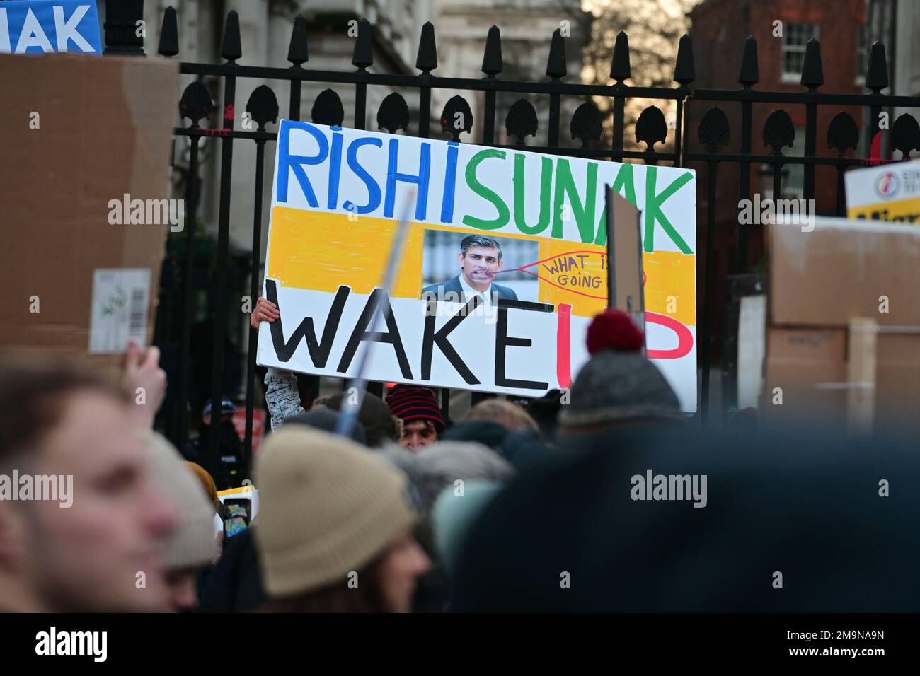 Londra, Regno Unito. 18th Jan, 2023. Downing Street, gennaio 17 2023. #NHSStrike Day come staff NHS, attivisti e attivisti Rally di fronte 10 Downing Street. Credit: Vedi li/Picture Capital/Alamy Live News Foto Stock