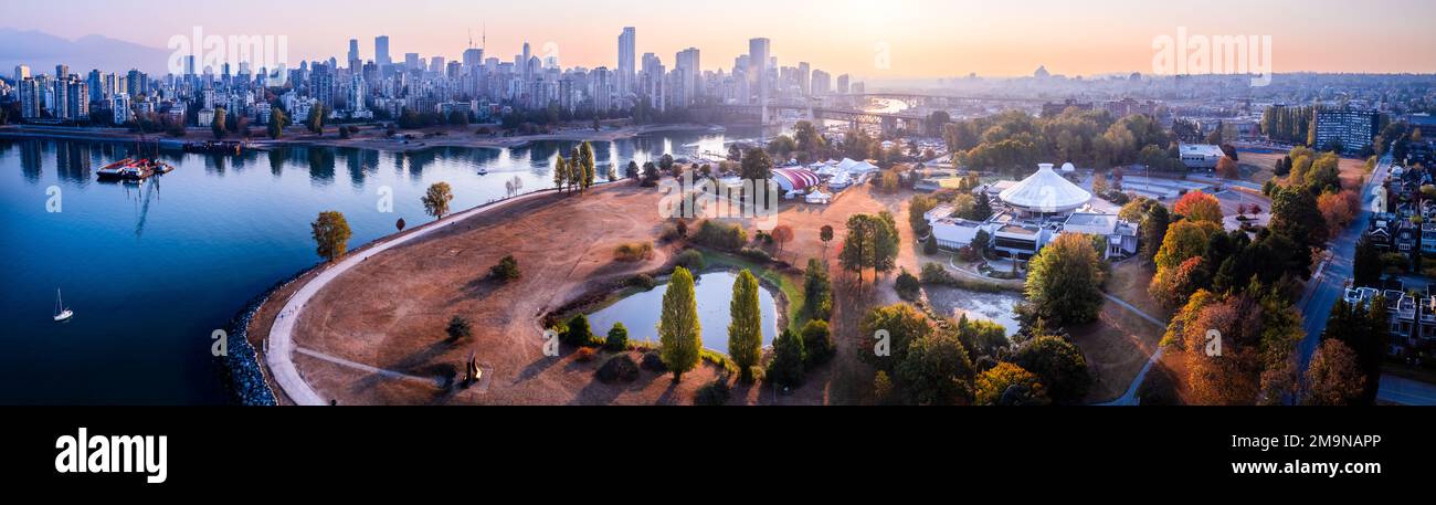 Centro di Vancouver alba riprese aeree British Columbia, alti edifici di appartamenti, torre di uffici, centro città. Foto Stock