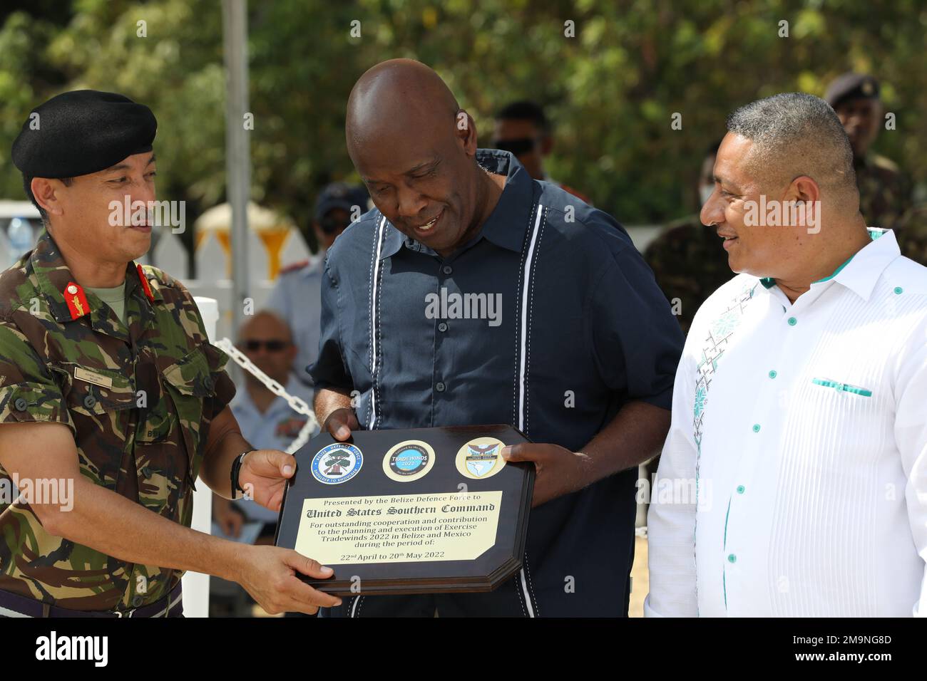 I rappresentanti degli Stati Uniti e delle nazioni partering chiudono gli esercizi di Tradewinds nella cerimonia finale del 20 maggio 2022 presso la British Army Training and Support Unit Belize for Tradewinds 2022. Tradewinds 2022 è un esercizio multinazionale progettato per ampliare la capacità della regione caraibica di mitigare, pianificare e rispondere alle crisi; aumentare la capacità di formazione regionale e l’interoperabilità; sviluppare nuove e perfezionare le procedure operative standard esistenti; migliorare la capacità di difendere le zone economiche esclusive (ZEE); e promuovere i diritti umani e il rispetto di norme e valori internazionali condivisi Foto Stock