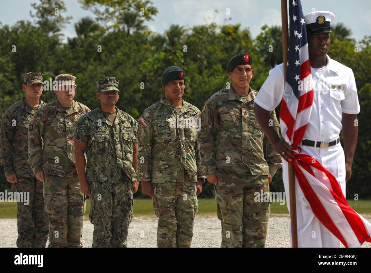 I rappresentanti degli Stati Uniti e delle nazioni partering chiudono gli esercizi di Tradewinds nella cerimonia finale del 20 maggio 2022 presso la British Army Training and Support Unit Belize for Tradewinds 2022. Tradewinds 2022 è un esercizio multinazionale progettato per ampliare la capacità della regione caraibica di mitigare, pianificare e rispondere alle crisi; aumentare la capacità di formazione regionale e l’interoperabilità; sviluppare nuove e perfezionare le procedure operative standard esistenti; migliorare la capacità di difendere le zone economiche esclusive (ZEE); e promuovere i diritti umani e il rispetto di norme e valori internazionali condivisi Foto Stock