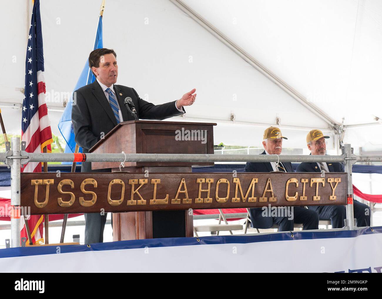 220520-N-ED185-1097 BASE NAVALE KITSAP – BREMERTON, WASHINGTON. (20 maggio 2022) Mark Stoneipher, Consigliere di Oklahoma City, parla durante una cerimonia di inattivazione per il sottomarino ad attacco rapido di classe Los Angeles USS Oklahoma City (SSN 723) presso il cantiere navale Puget Sound e la struttura di manutenzione intermedia a bordo della stazione navale di Kitsap – Bremerton 20 maggio 2022. Commissionata il 9 luglio 1988, Oklahoma City è la seconda nave della Marina a prendere il nome da Oklahoma City. Foto Stock