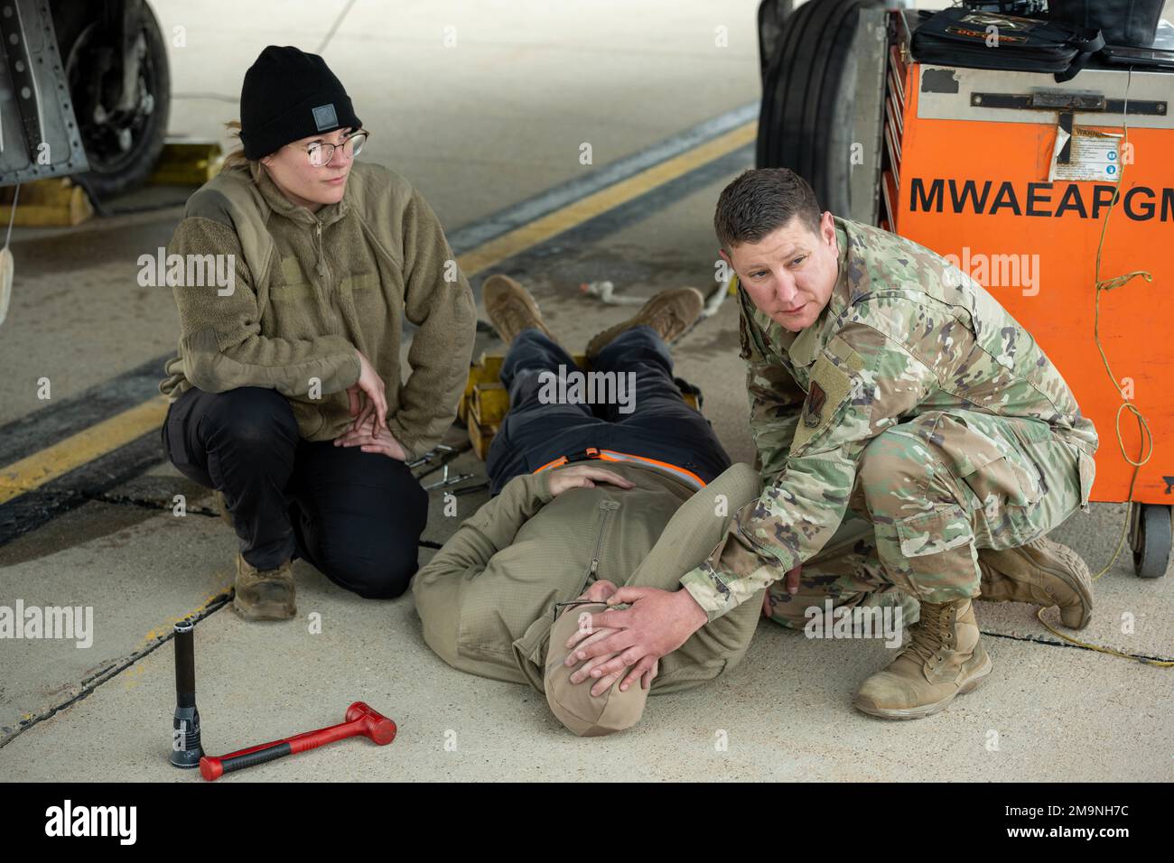 I militari del 366th Maintenance Group, Mountain Home Air Force base, Idaho, eseguono autoassistenza/cura di amici durante una ferita simulata alla testa sul flightline durante l'esercitazione Raging Gunfighter 22-2 presso Hill Air Force base, Utah, 19 maggio 2022. Raging Gunfighter è stato sviluppato per dimostrare i concetti Agile Combat Employment utilizzando i concetti Lead Wing Command and Control, Air base Squadron e Mission Generation Force Element. Foto Stock