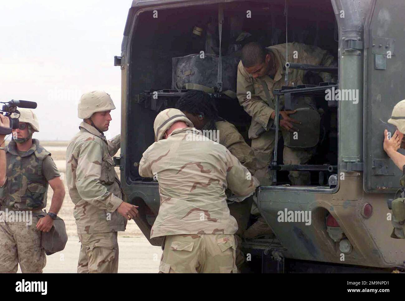 030413-M-0175R-055. [Completa] Scene Caption: Ex prigioniero americano della guerra (POW) US Army (USA) SPECIALIST (SPC) Shoshanna Johnson assegnato al 507th Battaglione di manutenzione, è assistito da personale medico come lei esce da un camion ambulanza M997A2 presso logistical Support Area Chesty, 65 miglia a sud di Baghdad, Iraq. SPS Johnson è uno dei sette Stati Uniti POW recuperati in sicurezza dal corpo dei Marine statunitensi (USMC) 3rd Light Armored Reconnaissance Platoon, 1st Marine Expeditionary Force, durante l'operazione IRACHENA LIBERTÀ. SHOSHANA Johnson di El Paso, Texas., è uno dei sette Stati Uniti POW che sono stati recuperati Foto Stock