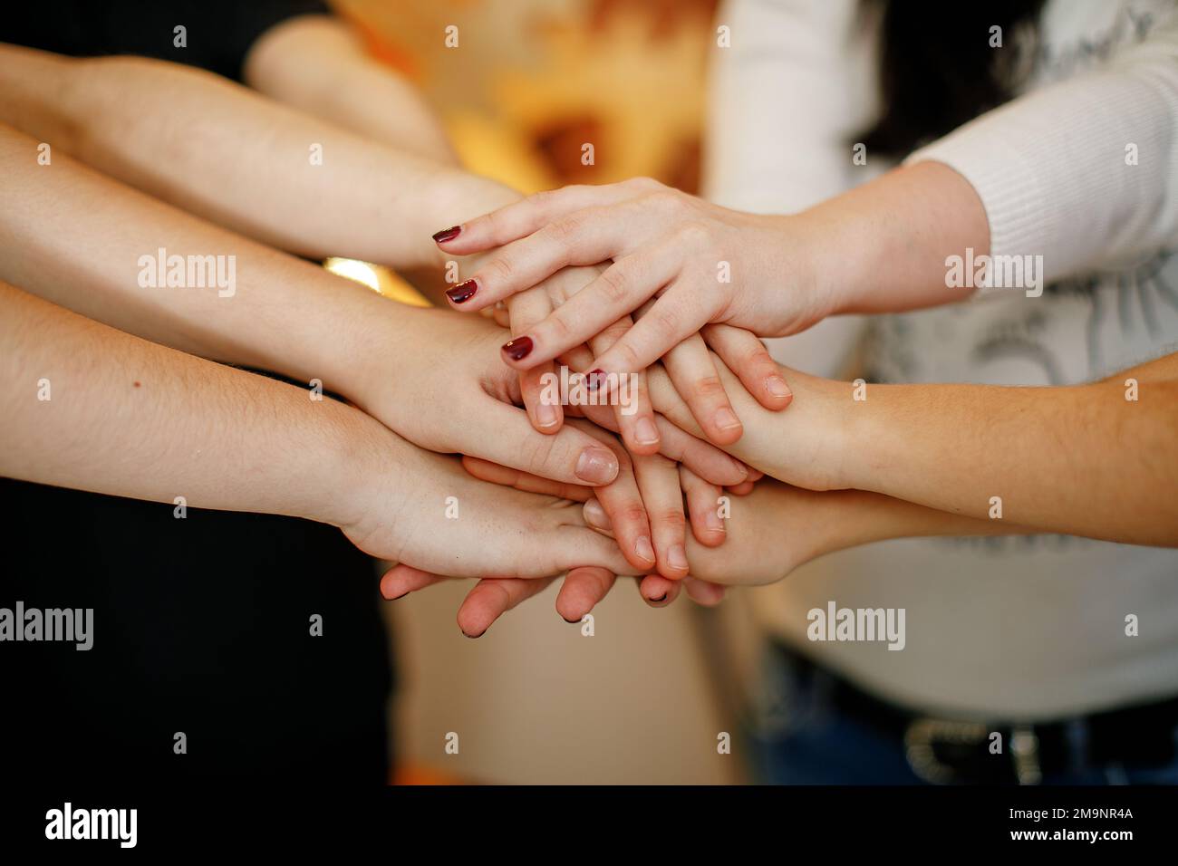 Un gruppo di giovani con le mani in mano, close up Foto Stock