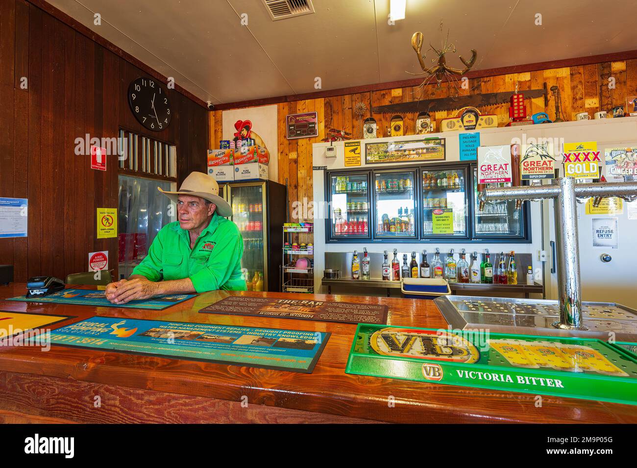 Barista al bar del vecchio storico Kalkadoon Hotel, Kijabbi, Queensland, QLD, Australia Foto Stock