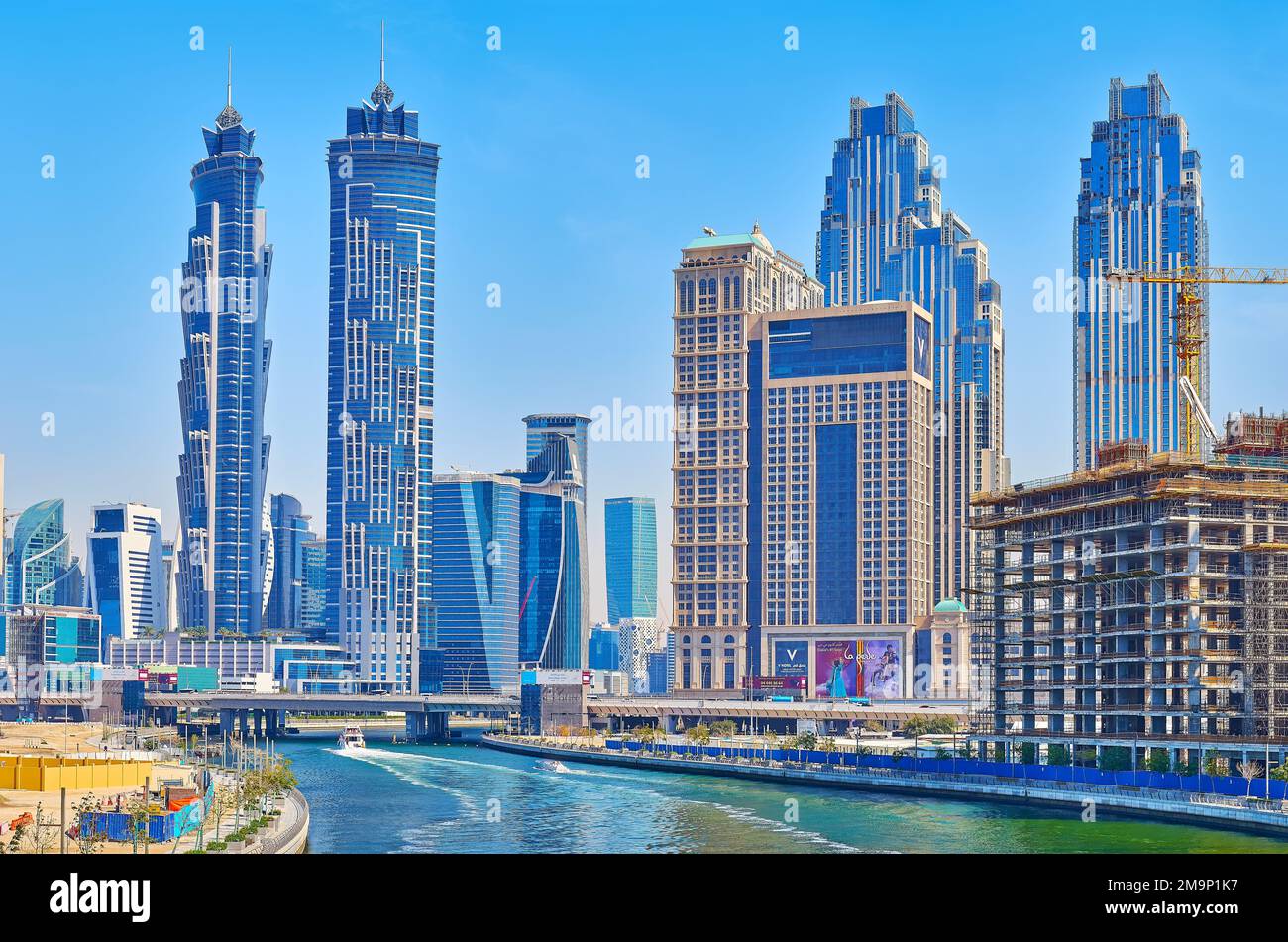 DUBAI, Emirati Arabi Uniti - 6 MARZO 2020: Scena urbana futuristica dal canale dell'acqua di Dubai, osservando le lussuose JW Marriot Marquis Towers e gli edifici della città di al Habtoor, o. Foto Stock