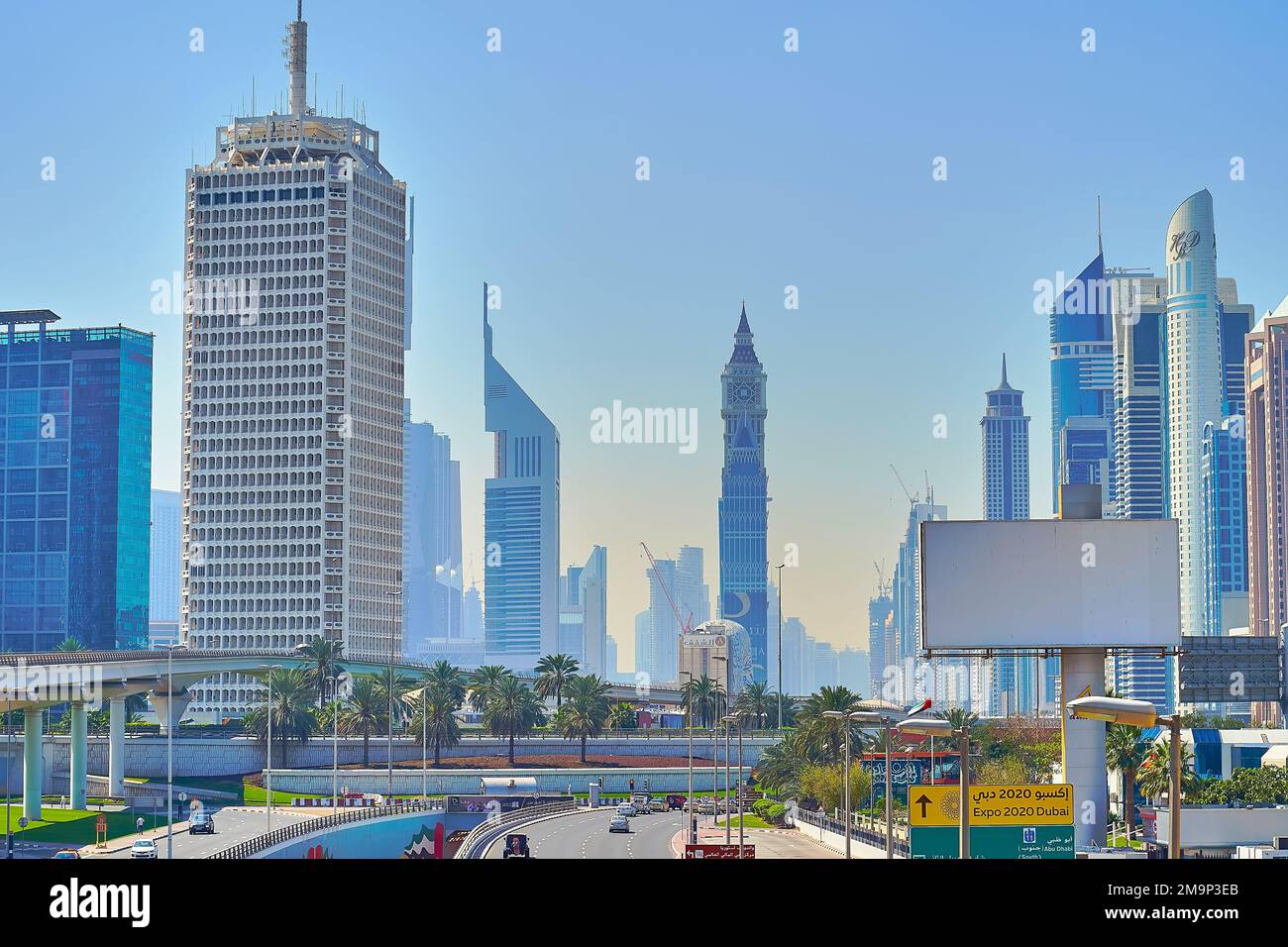 DUBAI, Emirati Arabi Uniti - 6 MARZO 2020: Il paesaggio urbano del quartiere di Jumeirah con la Dubai World Trade Centre Tower, la Jumeirah Emirates Tower, la Capricorn Tower, Park Pla Foto Stock