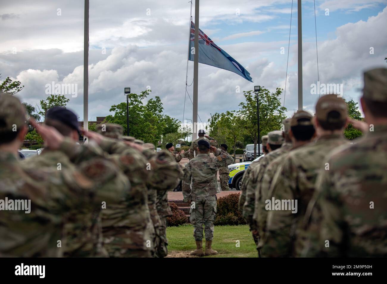 I militari del 423d Air base Group salutano durante il ritiro dei colori al RAF Molesworth, Inghilterra, 20 maggio 2022. I militari e i civili della Combat Support Wing del 501st hanno partecipato ad una cerimonia che ha concluso la settimana della polizia, in cui i partecipanti hanno potuto rendere omaggio a coloro che hanno perso la vita in linea di dovere. Foto Stock