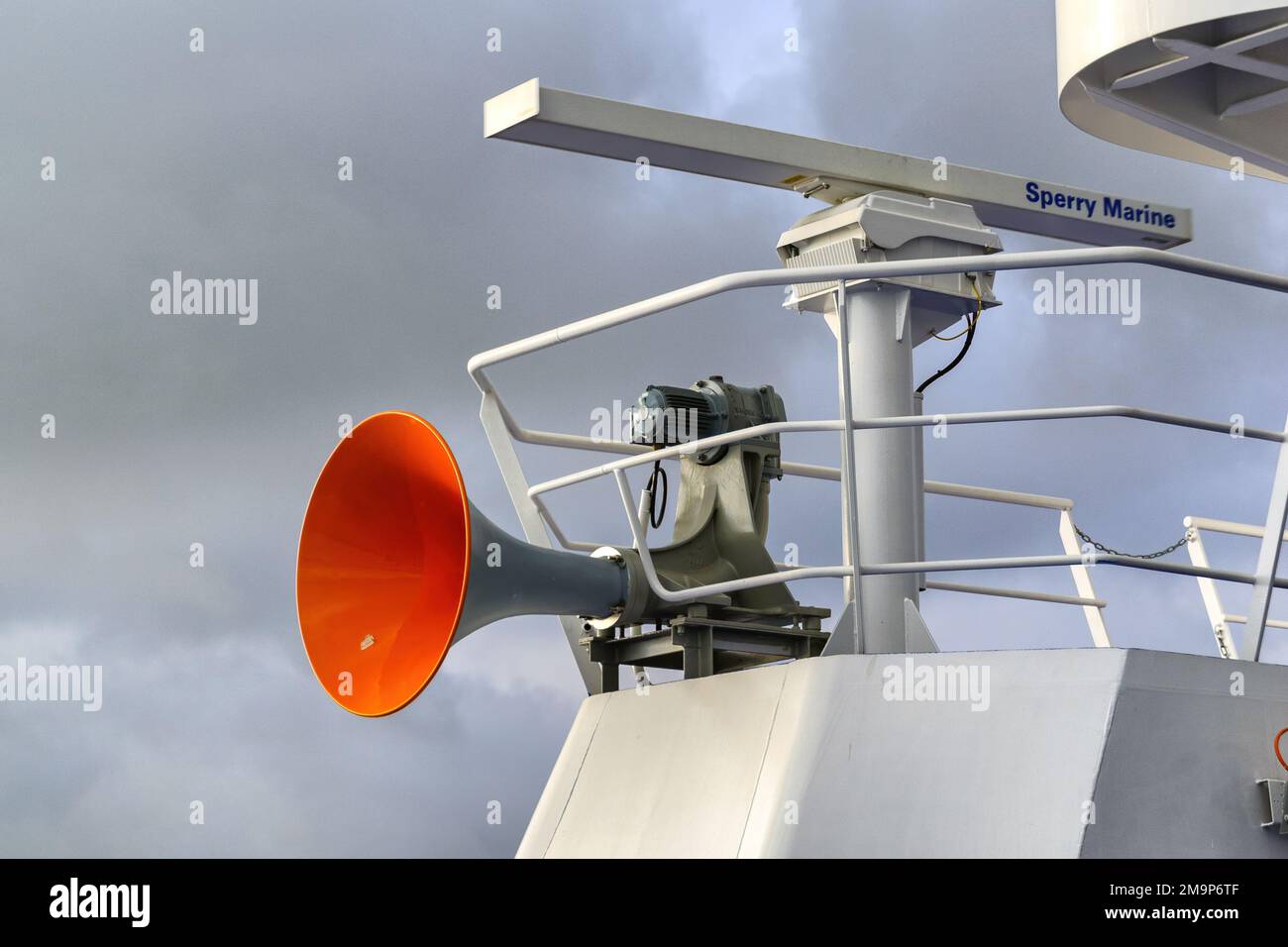 Dettaglio dell'avvisatore acustico di una nave e dell'attrezzatura di navigazione. Foto Stock