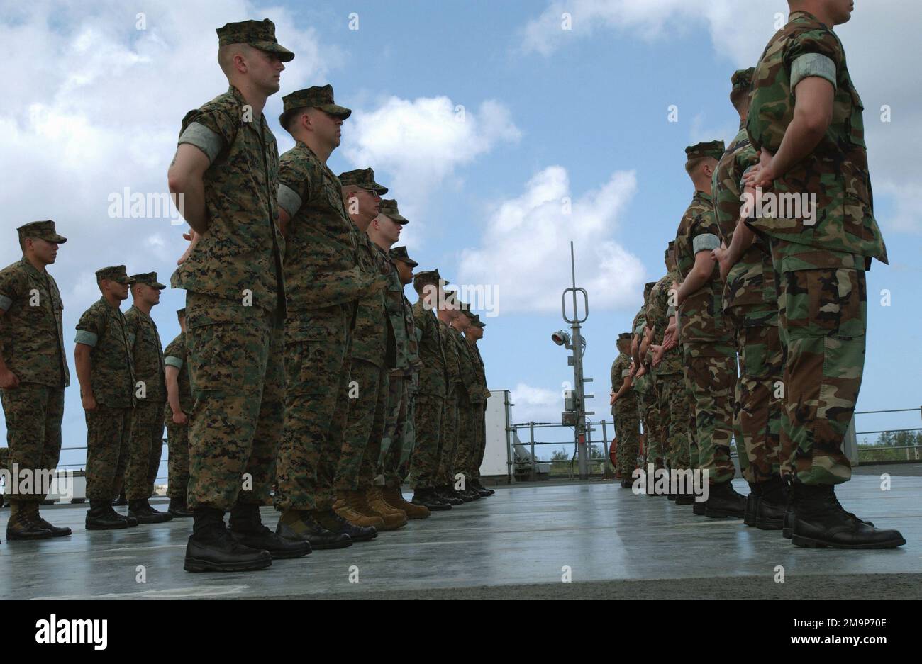 A bordo della US Navy (USN), nave di comando anfibia USS BLUE RIDGE (LCC 19), corpo marino statunitense (USMC) Marines of the 7th Fleet, Team di sicurezza antiterrorismo della flotta (FAST) pronto per essere ispezionato presso le forze navali statunitensi Marianas, Guam. La CRESTA BLU è qui per partecipare all'esercizio TANDEM SPINTA 2003. Base: US Naval Forces, Marianas Stato: Guam (GU) Nazione: Isole Marianne Settentrionali (MNP) Foto Stock