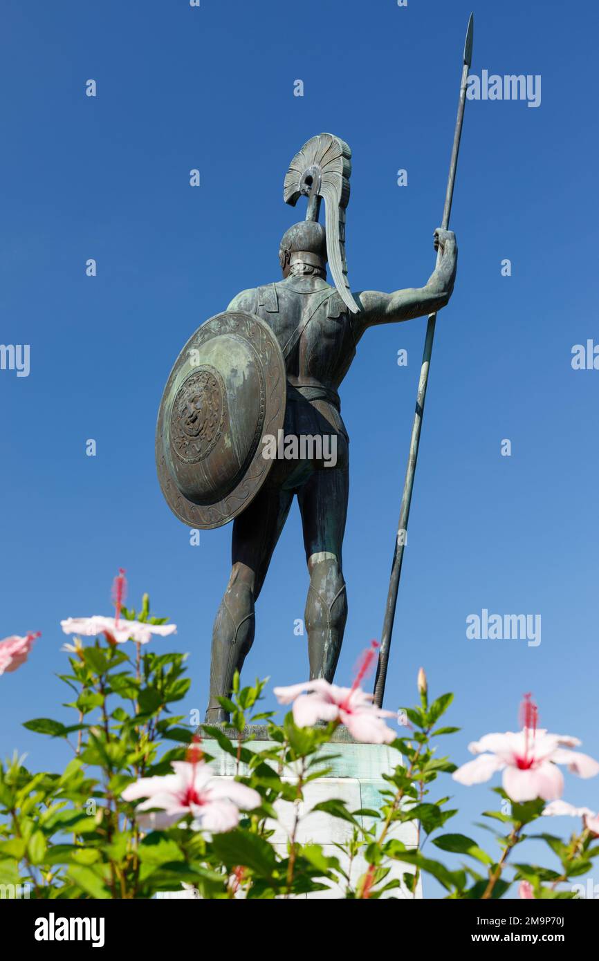 Statua di Achille che porta una lancia e uno scudo nel giardino di Achilleion sull'isola ionica di Corfù, Grecia. Ripresa da dietro. Foto Stock