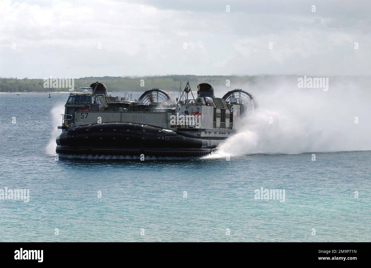 Un'imbarcazione US Navy (USN) Landing Craft, Air Confeoned (LCAC) accelera verso il punto di atterraggio nel porto interno di Apra, Guam. La LCAC con la sua nave di supporto è qui per partecipare all'esercizio TANDEM SPINTA 2003. Base: US Naval Forces, Marianas Stato: Guam (GU) Nazione: Isole Marianne Settentrionali (MNP) Foto Stock