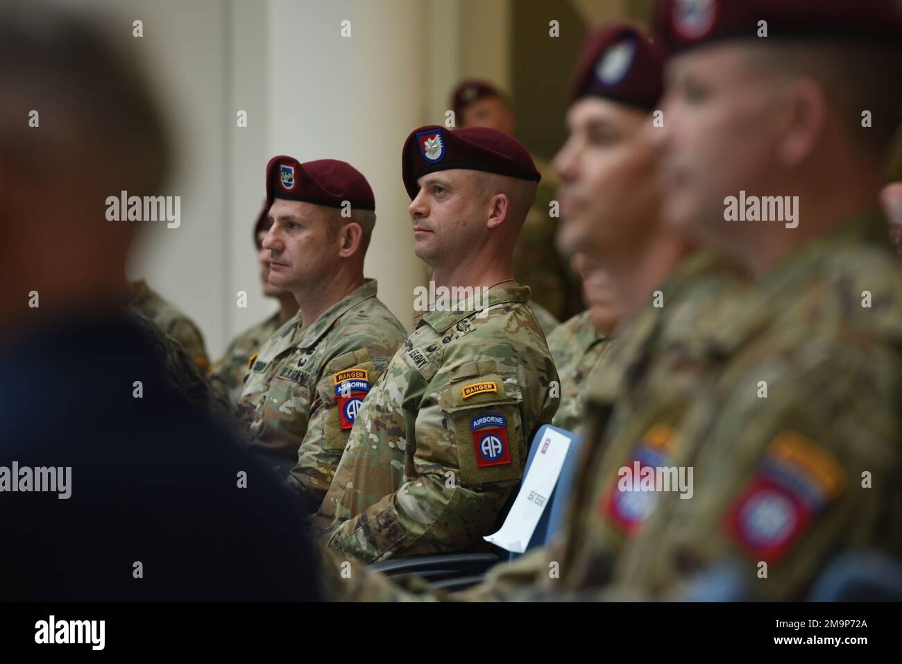 STATI UNITI David Cochrane, centro, comandante entrante di 5th Squadrone, 73rd Reggimento Cavalleria, 3rd squadra di combattimento Brigata, 82nd Divisione Airborne, ascolta le osservazioni durante una cerimonia di cambio di comando a Jasionka, Polonia, 20 maggio 2022. Il Lt. Col. Cochrane prese il comando dal Lt. Col. Roger Wang Jr. Il quartier generale della Divisione e la sua squadra di combattimento della Brigata 3rd sono stati dislocati in Polonia come parte del forte e indefesso impegno nei confronti degli alleati della NATO contro qualsiasi aggressione. Foto Stock