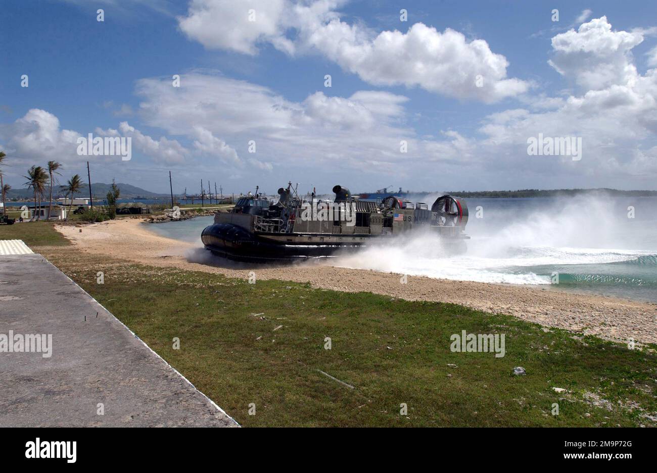 Un'imbarcazione US Navy (USN) Landing Craft, Air Confeoned (LCAC) arriva al suo punto di atterraggio al porto interno di Apra, Guam. La LCAC con la sua nave di supporto è qui per partecipare all'esercizio TANDEM SPINTA 2003. Base: US Naval Forces, Marianas Stato: Guam (GU) Nazione: Isole Marianne Settentrionali (MNP) Foto Stock