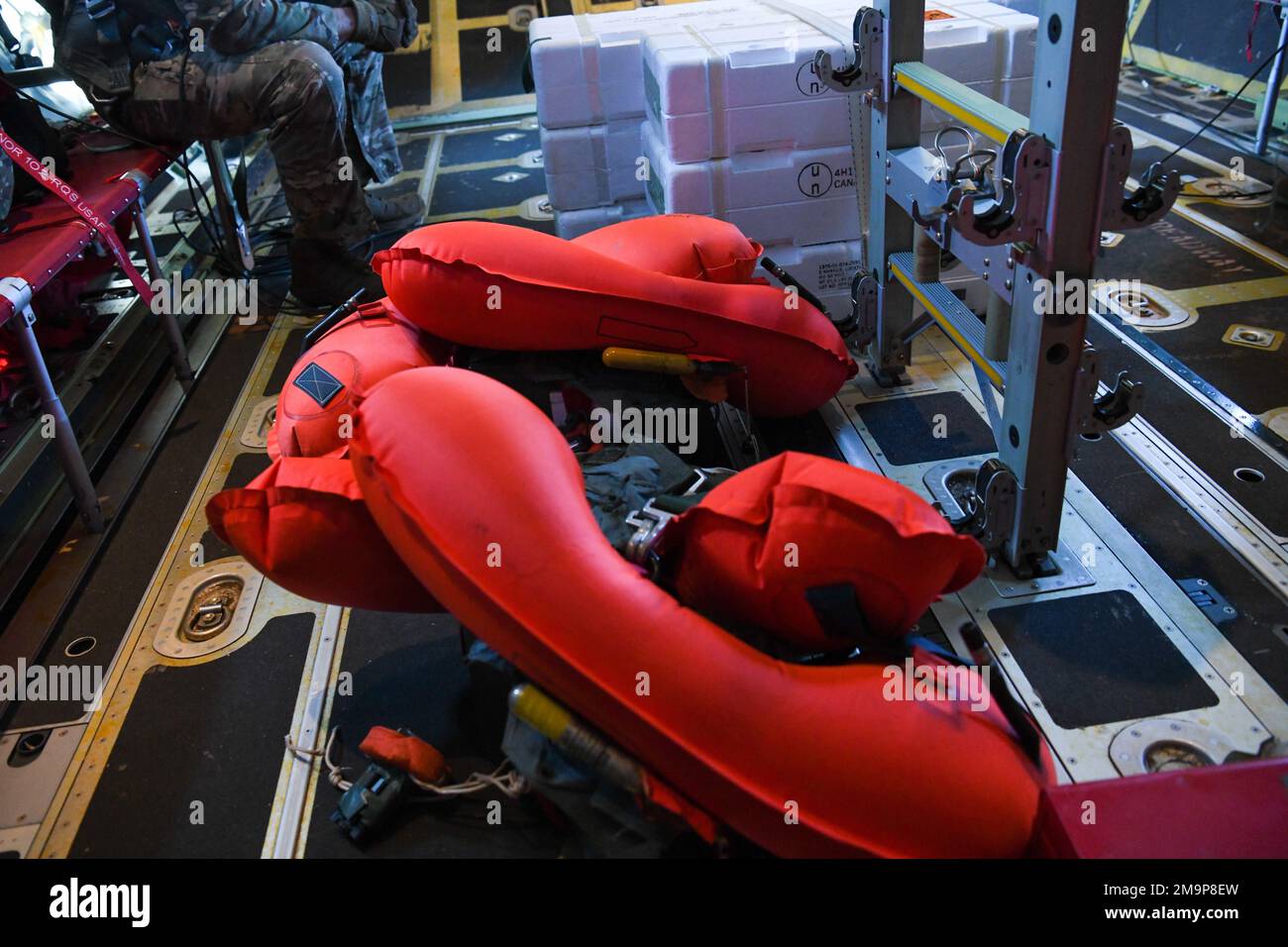 Una parrabbonda di forniture mediche si trova a bordo di un aereo di ricerca e salvataggio HC-130J Combat King II, assegnato a N.Y. Air National Guard’s 106th Rescue Wing 102nd Rescue Squadron, F.S. Gabreski Air National Guard base, Westhampton Beach, N.Y., 20 maggio 2022. Il pacchetto di forniture mediche è stato utilizzato in una goccia di salvataggio diretta di un padrone di carico a una barca a vela di 32 piedi a 1.200 miglia dalla costa di Long Island, che aveva un passeggero gravemente bruciato a bordo. Foto Stock