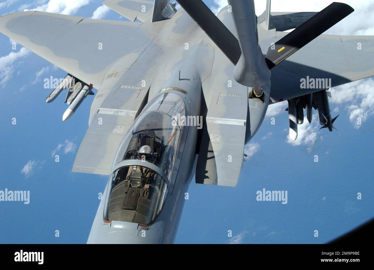 Oltre il Pacifico del Sud un'aviazione militare US (USAF) F-15C Eagle Fighter, 44th Fighter Squadron (FS), Kadena Air base (AB), Okinawa si rifornisce da un KC-135 Stratotanker, 909th Air Refuelling Squadron (ARS), Kadena AB, Okinawa. L'aeromobile partecipa all'esercizio congiunto TANDEM THRUST 03, un esercizio congiunto condotto nelle isole Marianas, che comprende Guam e Tinian. L'esercizio è un tentativo congiunto di includere le forze degli Stati Uniti, del Canada e dell'Australia. Base: US Naval Forces, Marianas Stato: Guam (GU) Nazione: Isole Marianne Settentrionali (MNP) Foto Stock