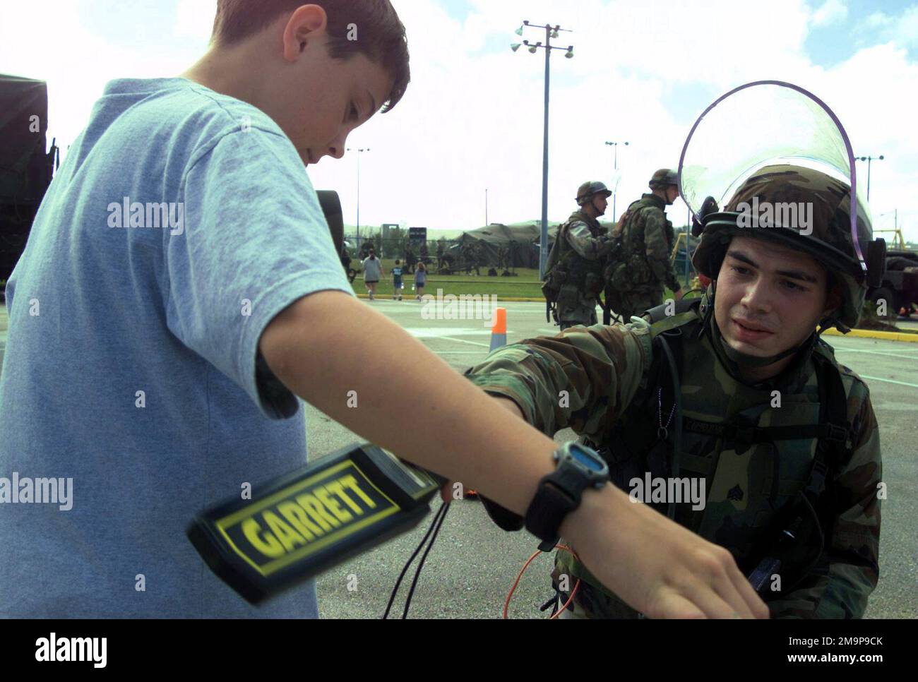 Il sergente (SGT) Jason Fournier, 2nd battaglione, 11th Regimento Marino scansiona un giocatore di ruolo per contrabbando nascosto prima di accompagnarlo al punto di controllo di entrata (ECP) durante un'operazione di evacuazione non combattente simulata (NEO), a sostegno dell'esercizio TANDEM SPINTA 2003. Oggetto/Serie: TANDEM THRUST 2003 Stato: Guam Paese: Isole Marianne Settentrionali (MNP) Foto Stock