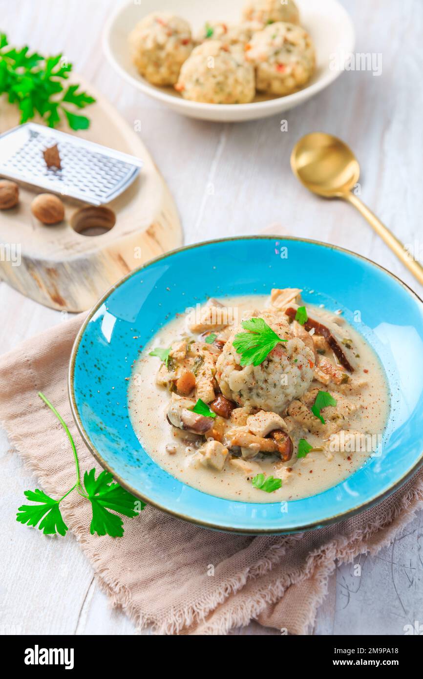 Gnocchi di pane bavarese fatti in casa, chiamato nella Germania meridionale come Semmelknoedel con salsa di funghi cremosa Foto Stock