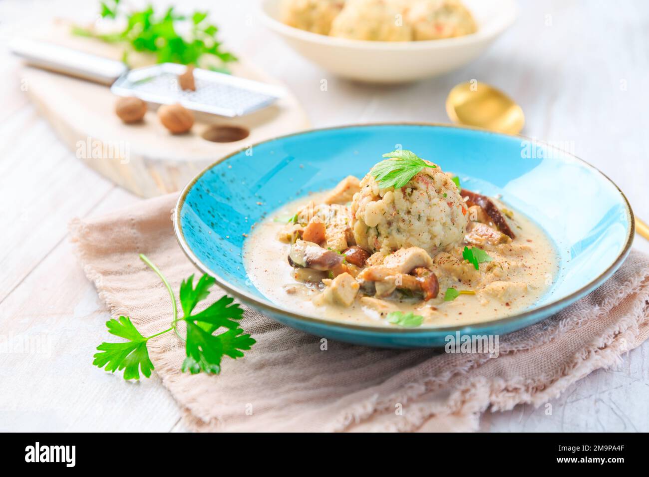 Gnocchi di pane bavarese fatti in casa, chiamato nella Germania meridionale come Semmelknoedel con salsa di funghi cremosa Foto Stock