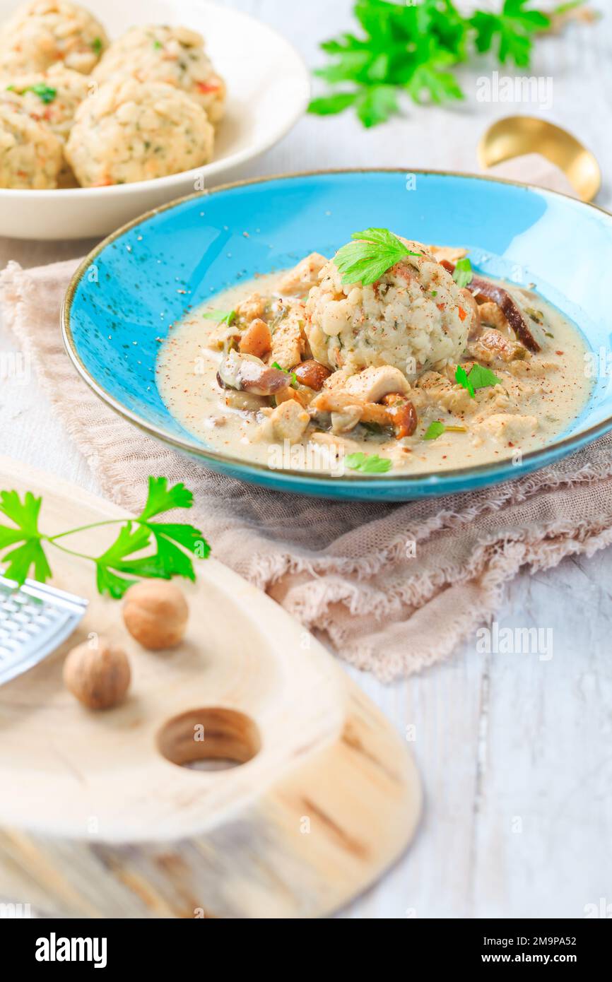 Gnocchi di pane bavarese fatti in casa, chiamato nella Germania meridionale come Semmelknoedel con salsa di funghi cremosa Foto Stock