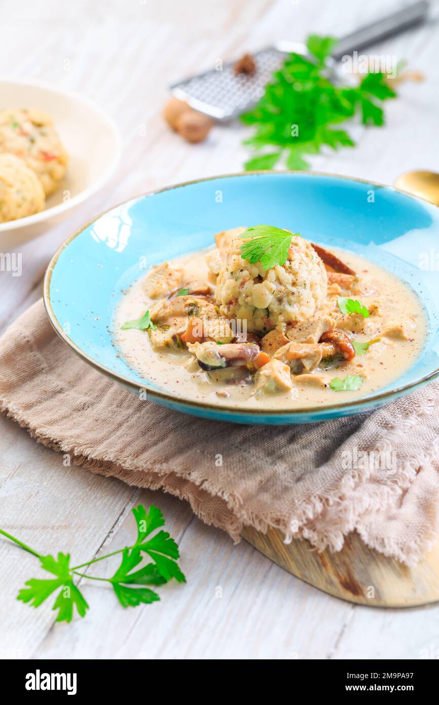 Gnocchi di pane bavarese fatti in casa, chiamato nella Germania meridionale come Semmelknoedel con salsa di funghi cremosa Foto Stock