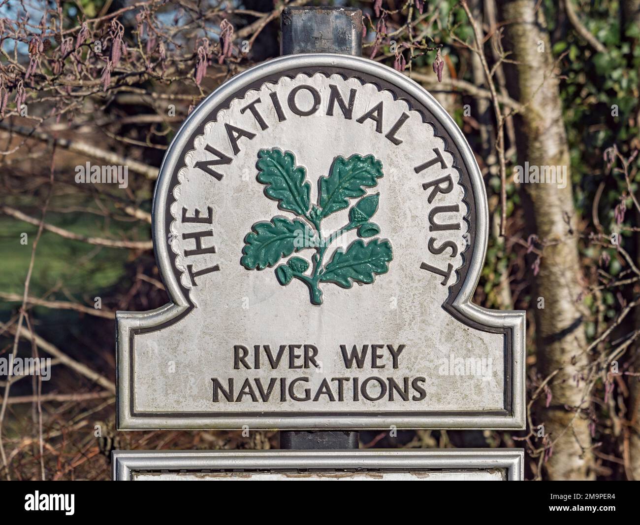 Simbolo del National Trust per le River Wey Navigations che include Newark Lock a Ripley, Woking, Surrey, Regno Unito. Foto Stock