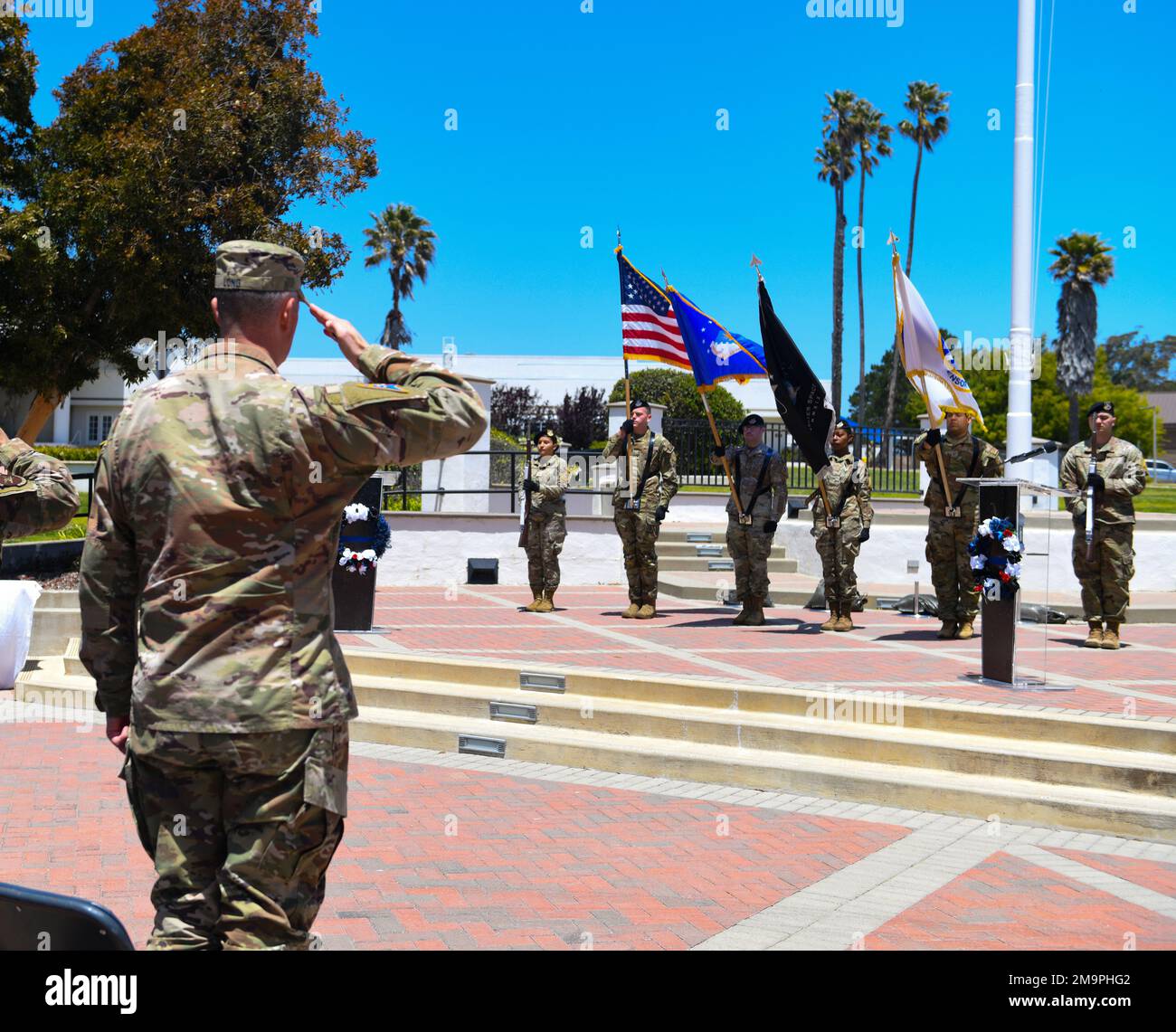 Durante la cerimonia di chiusura della settimana della polizia, Airman e Guardiani del lancio spaziale Delta 30, salutano i colori durante l'inno nazionale per onorare gli altri ufficiali di polizia alla base della forza spaziale di Vandenberg, California, 20 maggio 2022. Durante la settimana della polizia, i difensori hanno partecipato a una sfida guerriero, camion per i piedi e una gara di tiro. Foto Stock