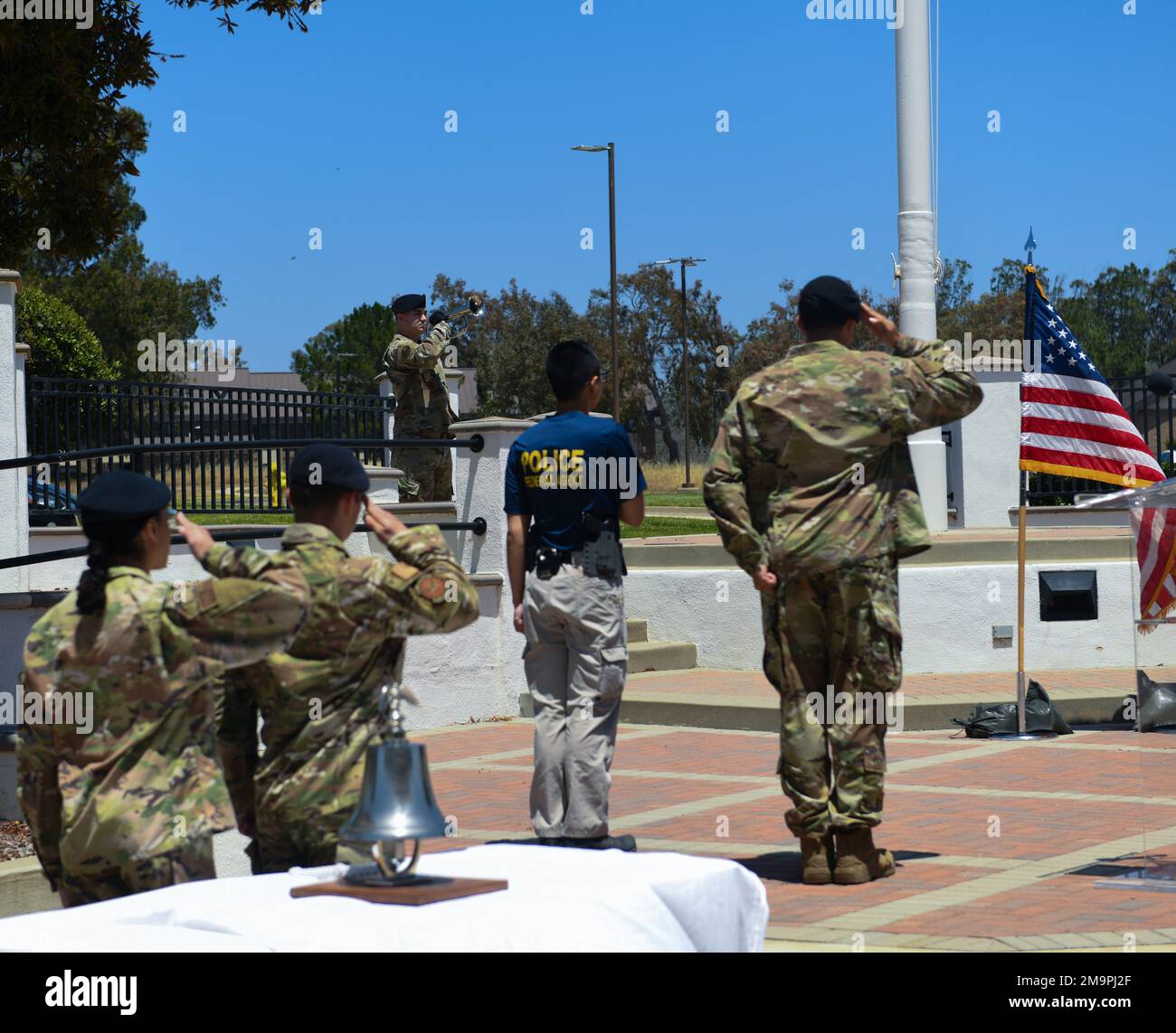 Durante la cerimonia di chiusura della settimana della polizia, Airman e Guardiani del lancio spaziale Delta 30, salutano i colori durante l'inno nazionale per onorare gli altri ufficiali di polizia alla base della forza spaziale di Vandenberg, California, 20 maggio 2022. Durante la settimana della polizia, i difensori hanno partecipato a una sfida guerriero, camion per i piedi e una gara di tiro. Foto Stock