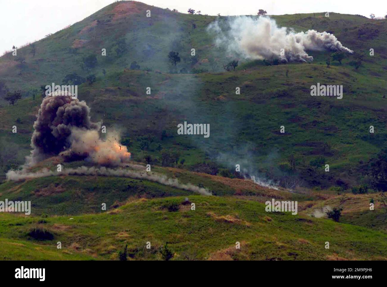 Combinati M198 Howitzer trainato 155mm turni sparati dall'esercito degli Stati Uniti (USA) 2nd battaglione, 11th Field Artillery Regiment, bombardamento simulato terreno nemico durante una dimostrazione dell'interoperabilità tra il corpo marino degli Stati Uniti (USMC) e forze filippine durante l'esercizio BALIKATAN 2003. (Immagine substandard). Soggetto operativo/Serie: BALIKATAN 2003 base: Fort Magsaysay Stato: Luzon Paese: Repubblica delle Filippine (PHL) Foto Stock