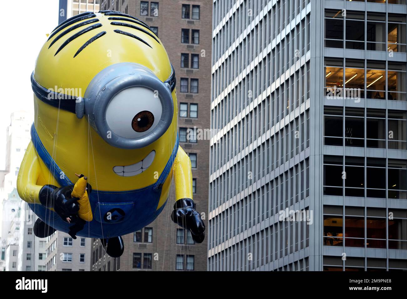 The Stuart the Minion balloon floats in the Macy's Thanksgiving Day Parade on Thursday, Nov. 24, 2022, in New York. (Photo by Charles Sykes/Invision/AP) Foto Stock