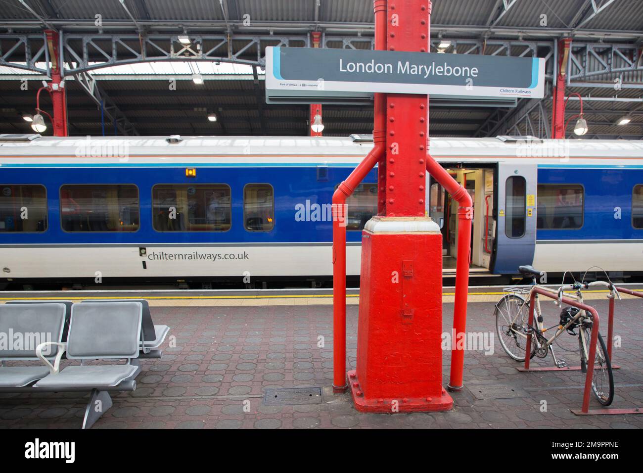 Treni della stazione di Marylebone di Londra e Chiltern Railways Foto Stock