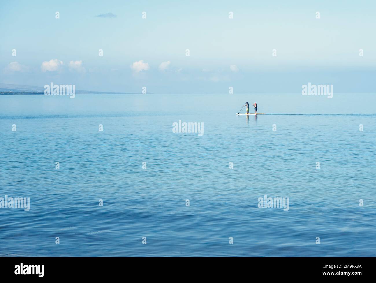 Due paddleboarder sull'oceano tranquillo. Haswaii, la grande isola Foto Stock