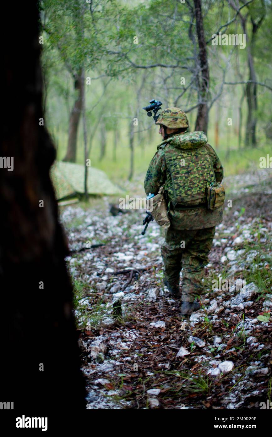 Un soldato della JGSDF (Japan Ground Self-Defense Force) si sposta in una posizione difensiva durante l'esercizio Southern Jackaroo 22 presso la Shoalwater Bay Training Area, Queensland, Australia, 21 maggio 2022. Southern Jackaroo è un esercizio multilaterale condotto da Marines con Marine Rotational Force-Darwin, l'esercito australiano e i soldati JGSDF, focalizzati sul fuoco vivo e sull'addestramento combinato di armi. Foto Stock