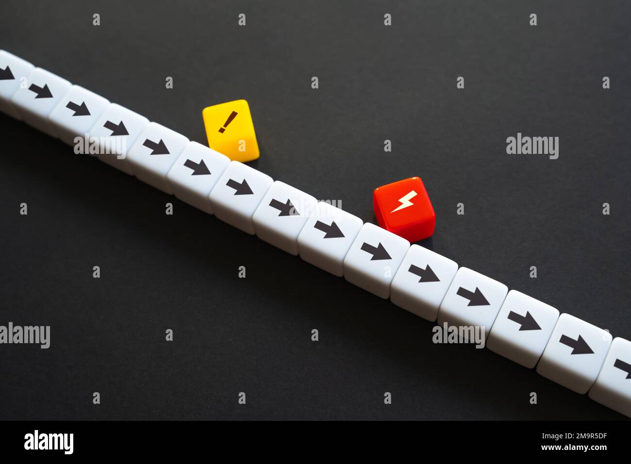 Un avviso che indica la presenza di un errore che deve essere corretto. Evitare ritardi nel lavoro e nelle scadenze. Pianificazione del lavoro. Violazioni della disciplina del tempo, avvertenze. Sopra Foto Stock