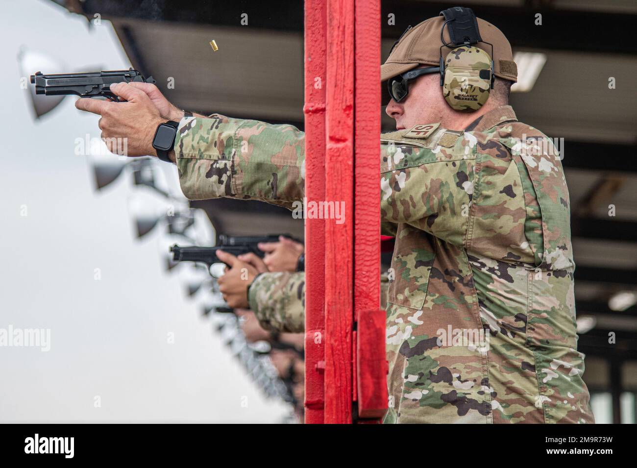 I membri della base comune di San Antonio partecipano all'Excellence in Competition Pistol Shoot, 20 maggio 2022, alla JBSA Chapman Annex, Texas. Il programma EIC conduce tutte le partite conformemente alle linee guida stabilite dal programma di mercato civile, l'organizzazione civile madre. Il programma consiste in quattro diversi livelli di premi che un individuo può guadagnare, in base all'eccellenza nella marcature sia per la pistola che per il fucile. Foto Stock