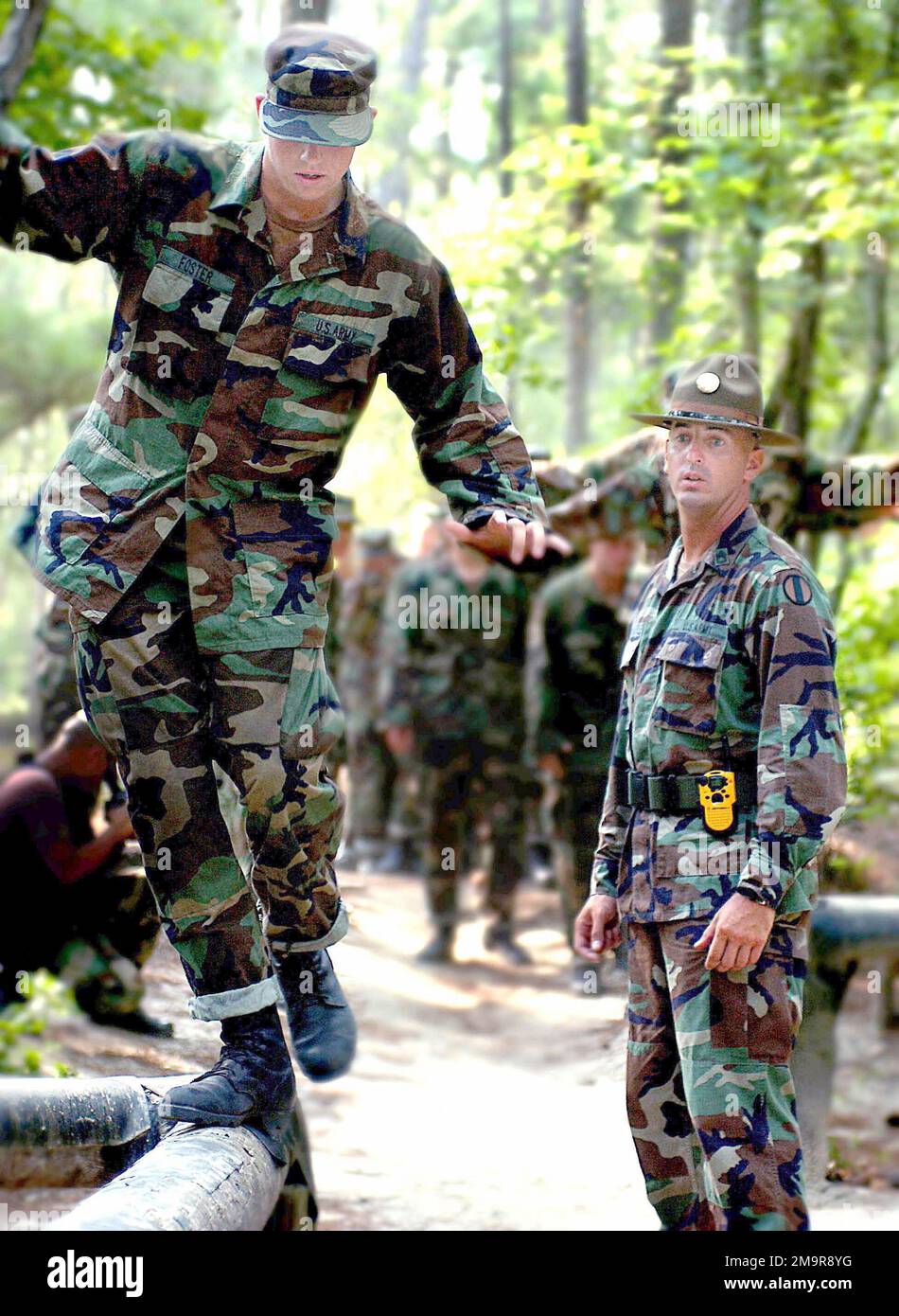 Un sergente di perforazione dell'esercito degli Stati Uniti (USA) segue da vicino i tirocinanti che percorrono la parte del corso Fit-to-Win di un corso base di addestramento al combattimento (BCT) a Fort Jackson, South Carolina (SC). Il corso è stato ideato per trasformare i giovani volontari americani in soldati disciplinati, motivati e fisicamente in forma. Base: Fort Jackson Stato: South Carolina (SC) Nazione: Stati Uniti d'America (USA) Foto Stock