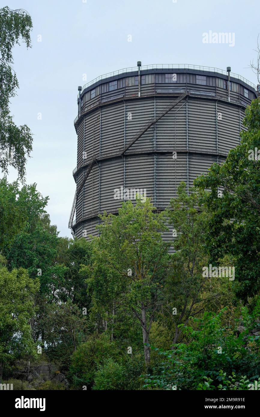 Vista ad angolo basso di un vecchio porta-gas Foto Stock