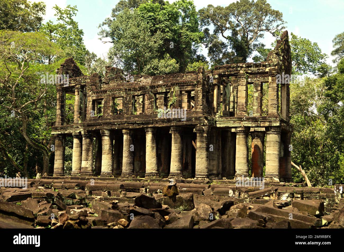 Rovine di un edificio a due piani con grandi colonne al complesso del tempio di Preah Khan a Siem Reap, Cambogia. Foto Stock