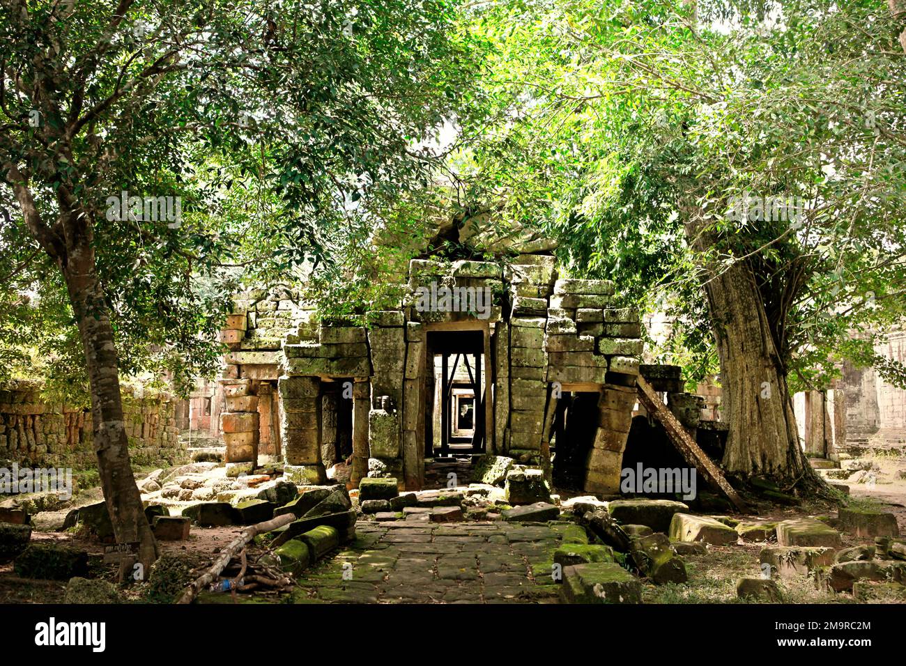 Resti di una struttura di cancello a Prasat Preah Khan, un complesso di tempio a Siem Reap, Cambogia. Foto Stock