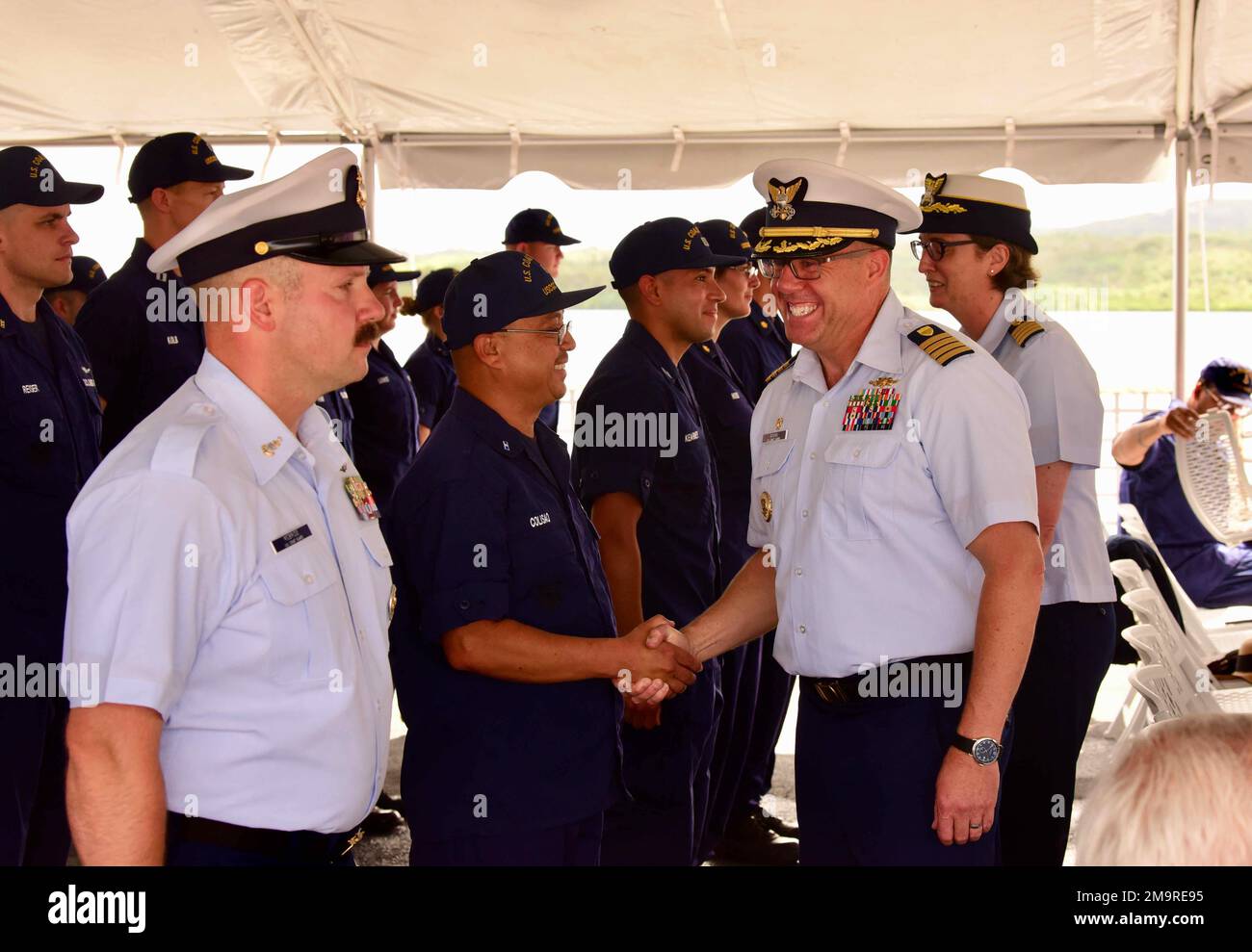 STATI UNITI Il capitano della Guardia Costiera Blake Novak effettua un'ispezione finale dell'equipaggio della Guardia Costiera Cutter Munro durante la cerimonia del cambio di comando a Santa Rita, Guam, 19 maggio 2022. La cerimonia si svolge davanti all'equipaggio riunito, e conferma agli uomini e alle donne dell'unità che l'autorità di comando è mantenuta. Foto Stock